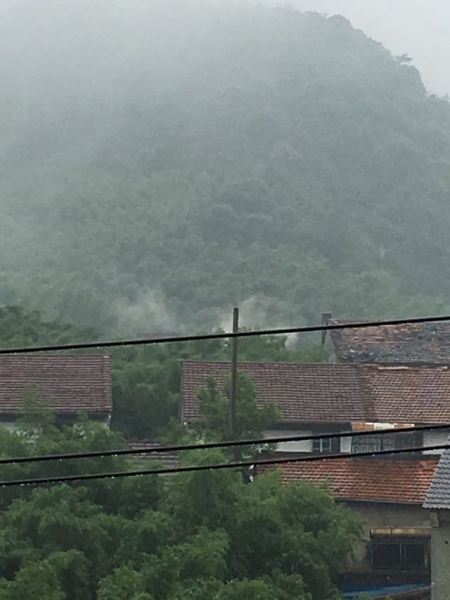 德清莫干山民宿新玩法 ------山田溪茶, 溪上度假 近来,德清民宿火遍全国,据说今年高考有9个省份的试卷都有所涉及。为避免旅途拥堵,一般假日不出游的我,这次破例乘着端午小长假前往一探。朋友介绍说,在东沈村新开了一家取名溪上的度假型民宿式酒店,非常火爆,节假日基本客满.想去,下单必须手快!