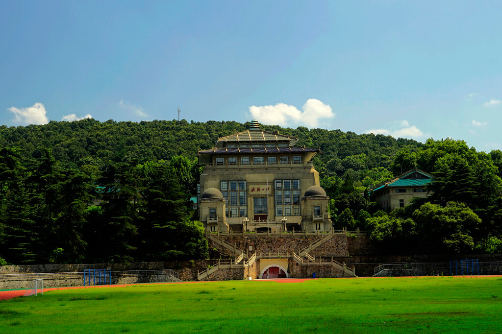 名湖(东湖)名山(科学家前辈李四光选址珞珈山)名校百年名校武汉大学