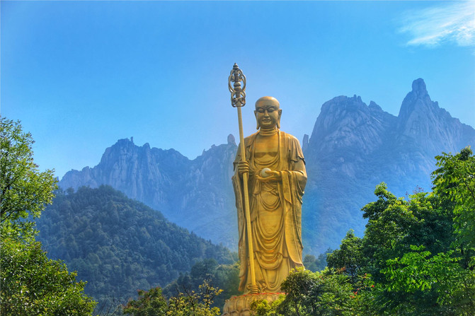 地藏菩萨露天铜像气势恢弘,高达九十九米,与九华山九十九座山峰,金