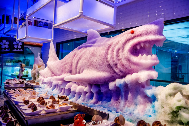 巨大的八爪鱼和鲨鱼成为取餐区的主角.