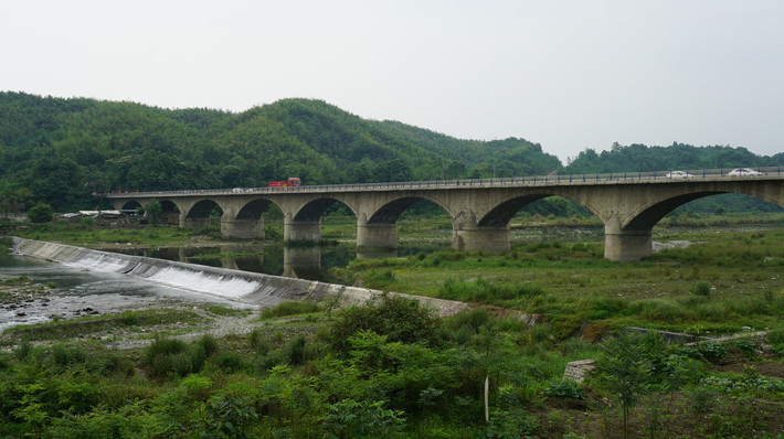 通济镇是州市西部山区的一个中心场镇,也是三河七场的中心地,东界