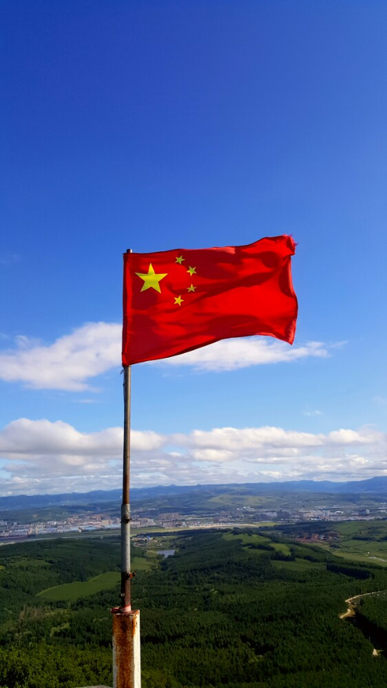 蓝天,白云,红旗,绿地交相辉映.