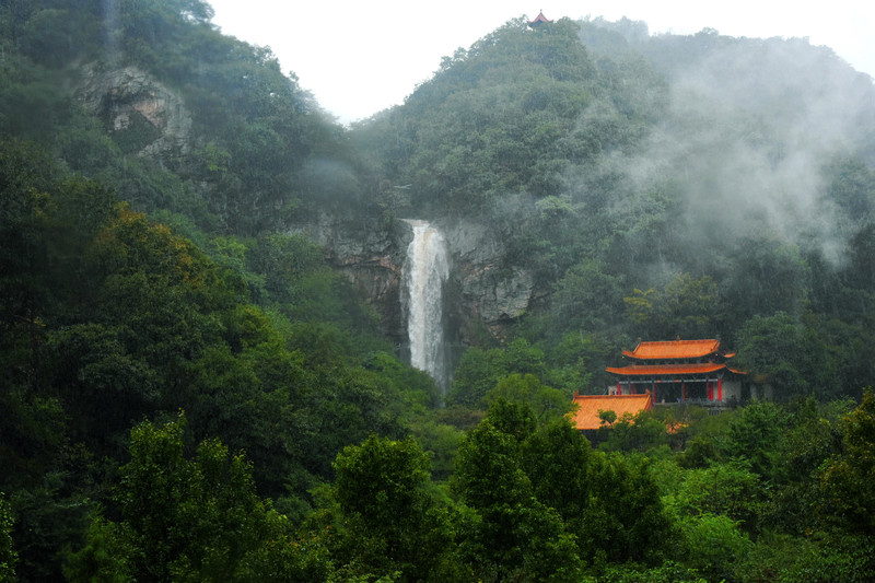 于每年元旦在全国各地举行新年登高健身活动,今年桐柏县淮源风景名胜