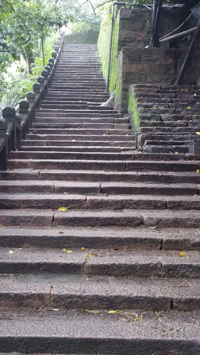 登上 东塔山的台阶