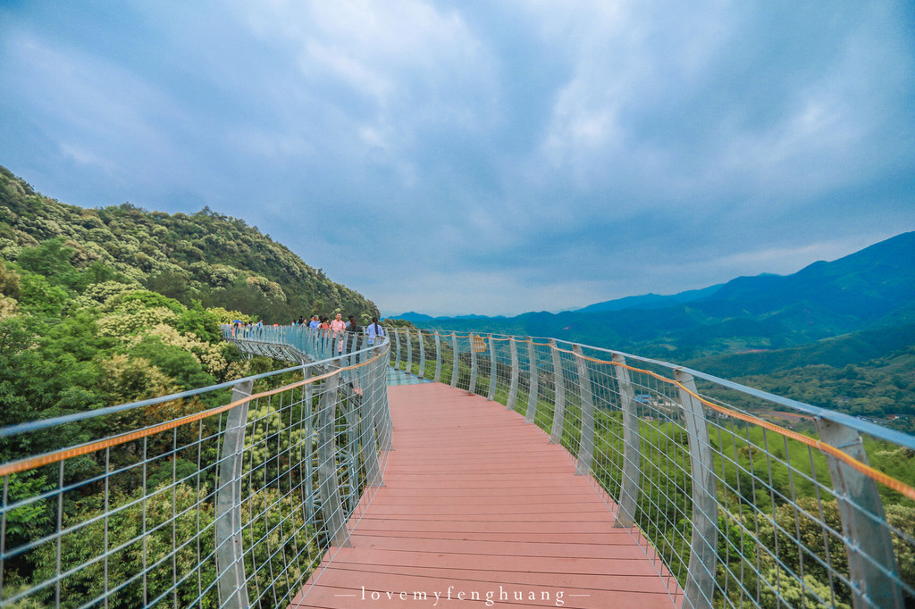 挑战高空玻璃栈道 乘坐直梯到达山顶,一览众山小,俯瞰芸芸众生,露天