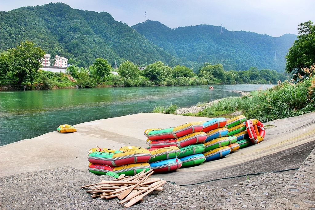 秋浦河最精华的一段当属秋浦河风景区,距离石台县城约6公里处,全长4