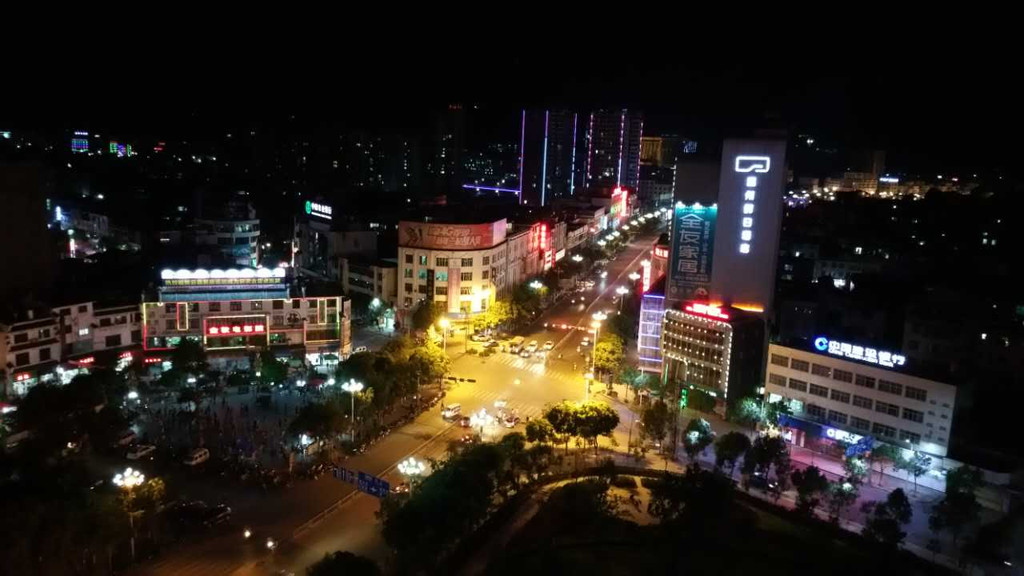 云县局部全景夜景,有大都市的繁华感