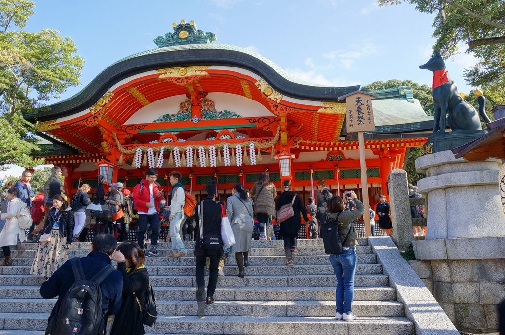 今天去了有名的伏见稻荷神社,又去了趟通天桥,中午去锦市场找好吃的