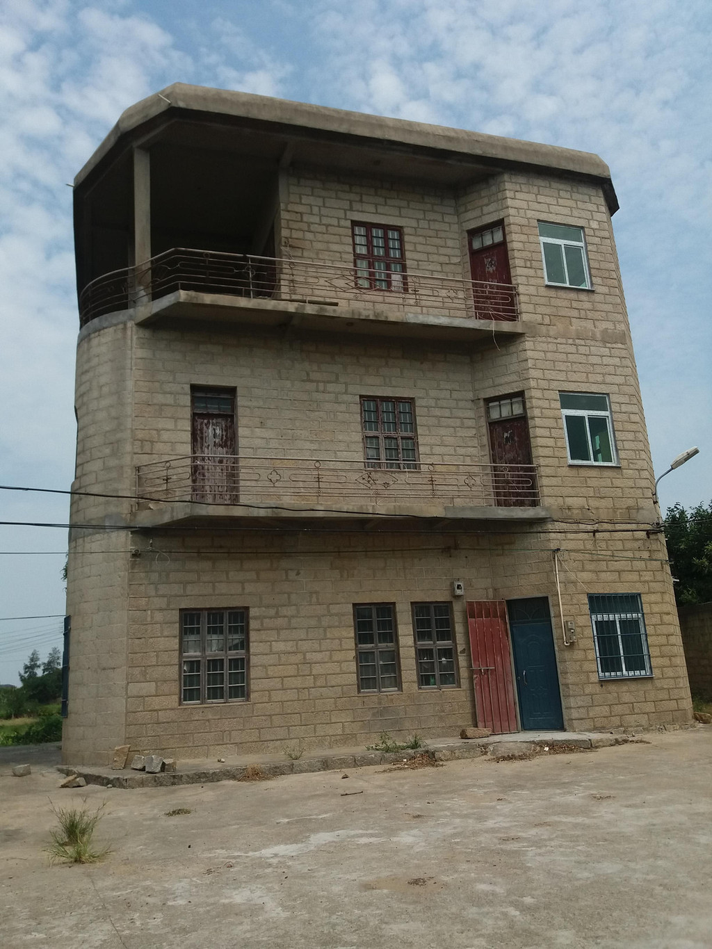 石头砌房筑屋,石头压瓦防掀,房子像碉堡,美感与功能兼具——平潭瓦瑶