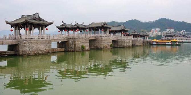 天街小雨润如酥,草色遥看近却无。最是一年春好处,绝胜烟柳满皇都。吟诵着这么一首清新、惬意的小诗,越发觉得春天是一个草长莺飞,适合出游的季节。你是否还记得这首小诗的作者呢?这首诗出自我平生颇为敬佩的诗人韩愈之笔。这位大诗人曾经在潮州担任过潮州刺史,我今天游玩的目的地,恰好就跟韩愈有着千丝万缕的关系。