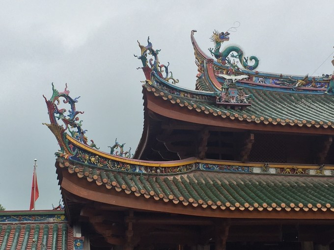 在寺庙中拍照总觉得有些心有余悸 所以只有这个屋檐