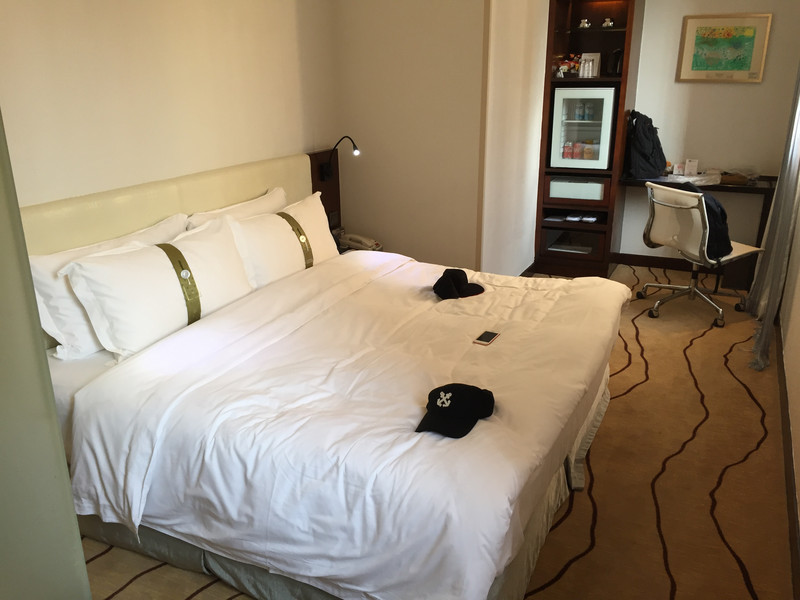 典型的香港中档酒店,房间面积很小,20平米不到,但房间干净睡得安心