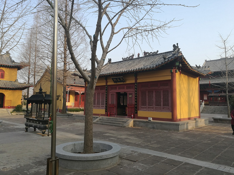进入卧佛寺,首先看到的是天王殿,两边分别是钟楼,鼓楼.