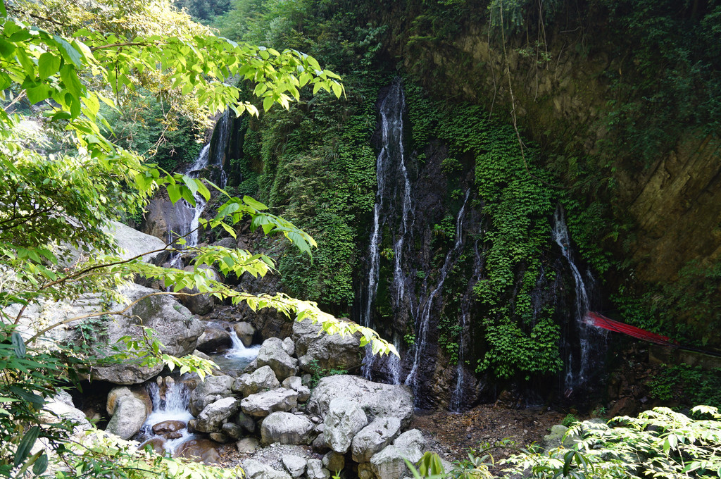 成都往西的崇州九龙沟的山泉,九龙沟地震被毁,尚未修复完毕.