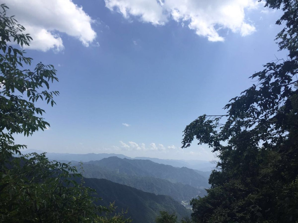 下图为蓝田鲸鱼沟 下图为辋川溶洞 下图为秦岭野生动物园 下图为最美