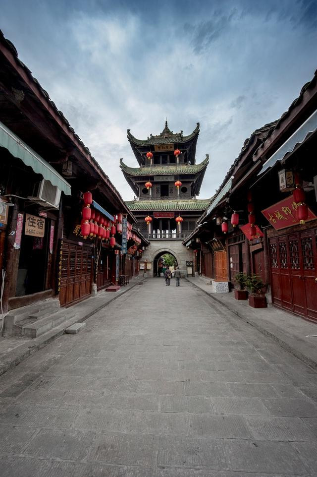 华龙楼台看阆中