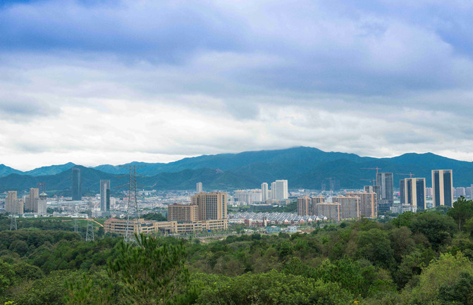 爬上山头,俯瞰宁海小县城,现代化建筑拔地而起.