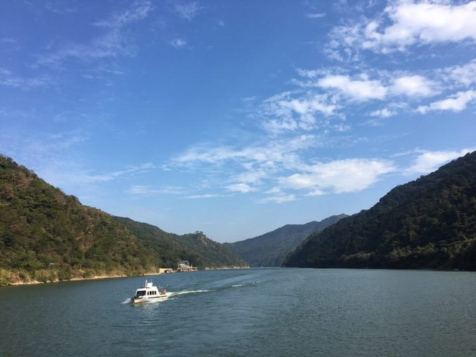 飞霞山两个景点 开船游北江   开船咯,清远的北江有小三峡之称,山青