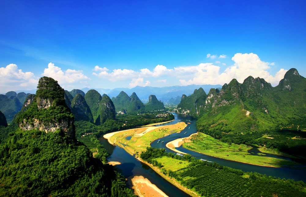 桂林地区的峰林是喀斯特地貌的典型.