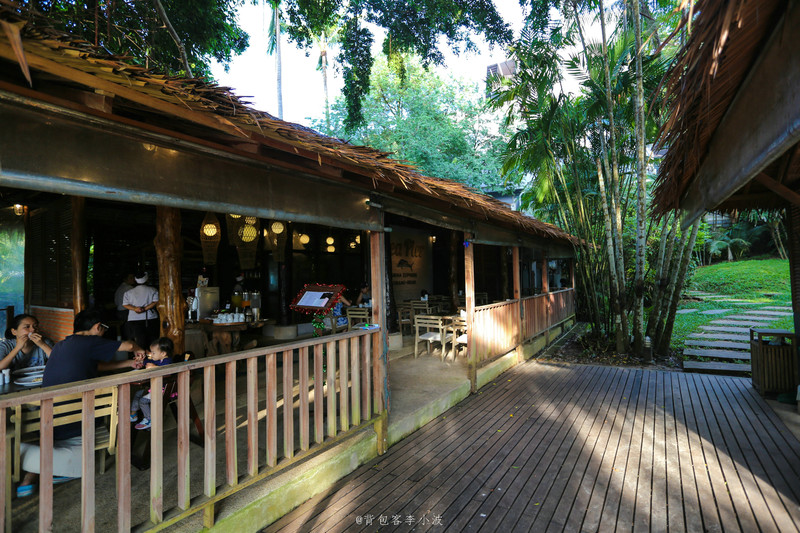 这就是另外一间茅草棚- -,,, 是酒店的餐厅,因为不含早餐,所以没法