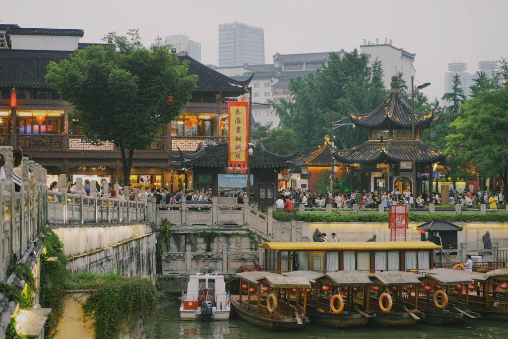 △夫子庙秦淮风光带 秦淮河上,石头城下,是南京.