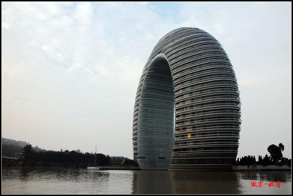 月亮酒店是度假区的标志性建筑,被网友戏称为"马桶圈",还真是形似.