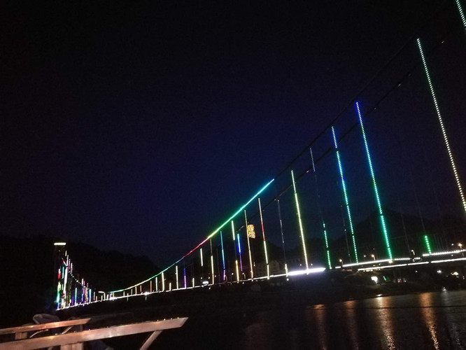                        吊桥夜景