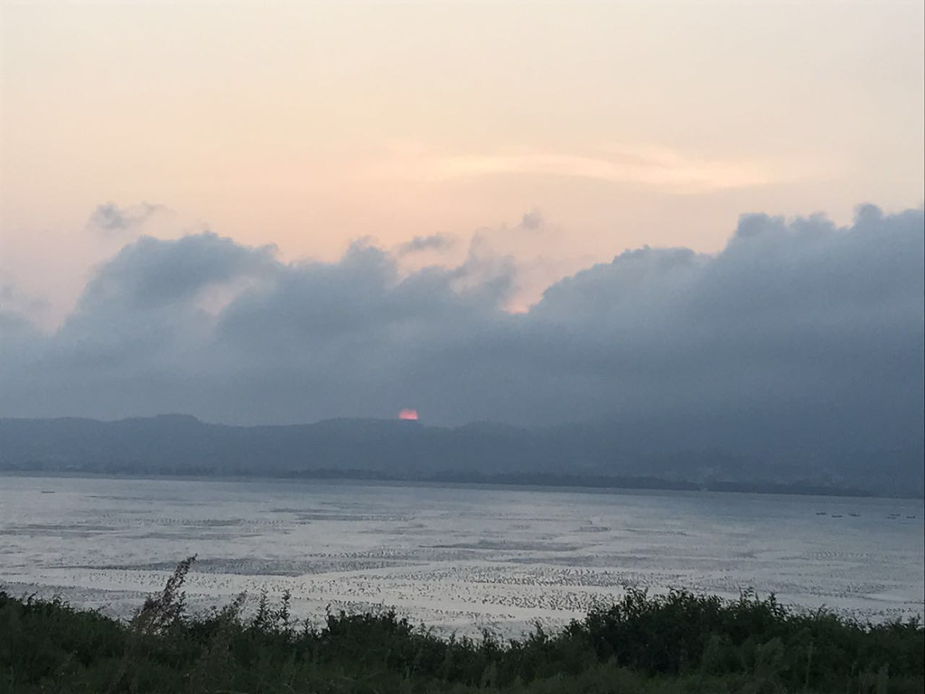 是不是差距很大,没办法,居民家里,150元一个晚上,床铺一点矮,三间套房共用一个卫生间,建议自己带凉席,被子和枕套,当然和别人共用一个卫生间真的不舒服,不过想想露营的同学没有卫生间,好像也可以忍,哈哈,最好是能订到一间一个卫生间的。祝你们好运。 定好房间,就准备出行。原计划3点半出门的,各种事情耽误下,16点才出门,结果理工男不熟悉路,到厦门漳州港上高速,路在修,绕了一大圈,期间还遇到公安检查,还好我们没被抽到,不然真是18点都到不了,建议从龙海榜山上高速,一个半小时能到。 镇海角的路不好走,还在修路,