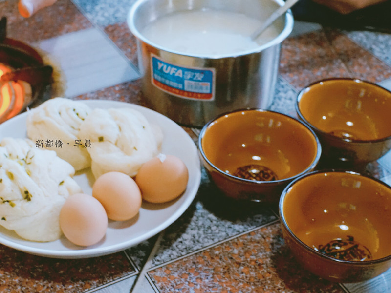 早餐:馒头,鸡蛋,熬了很久才熟的小米粥