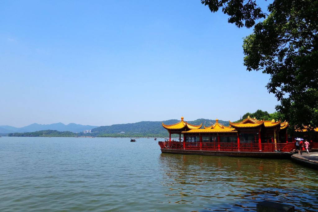 西湖的美,只有走在西湖边上才能感觉到,天下之大,西湖美景,远中近都是