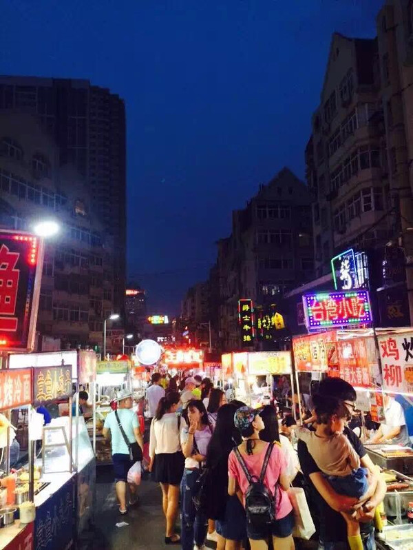 青岛夜市有许多,照片是台东路,吃用都有,不过能感觉到实体济的不