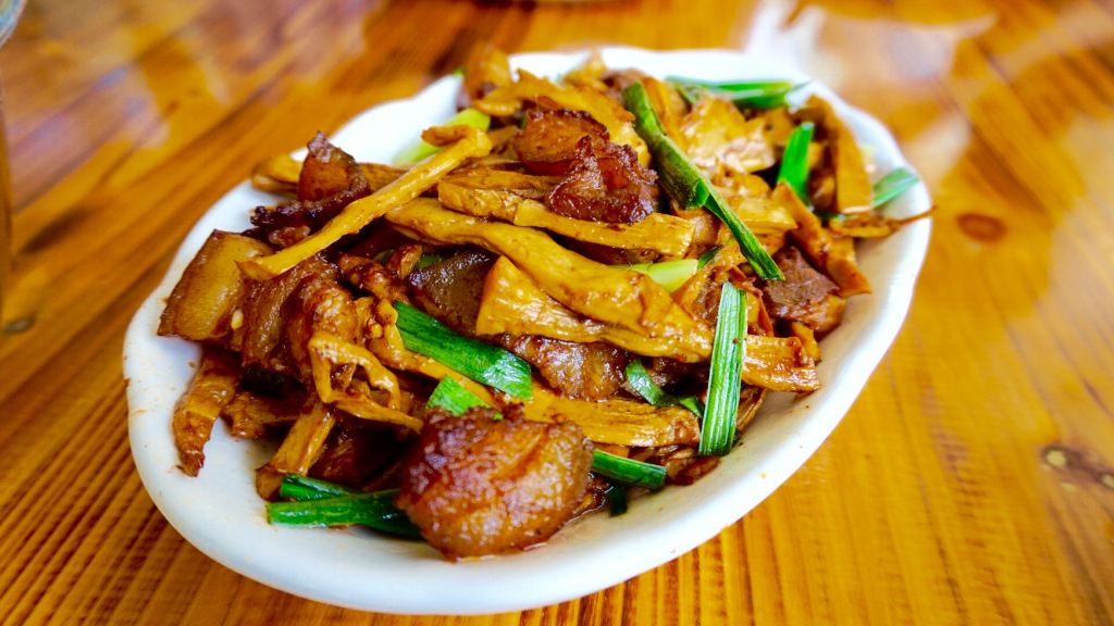 峡漂流的餐厅,品尝当地农家菜,美味可口~pose一张,特色菜:烟笋炒肉