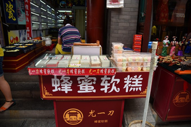 古文化街 沿街而行,大多铺子都售卖着小玩意,古朴 古文化街 天津小吃