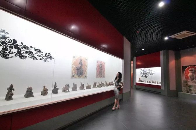 石狮市博物馆的展厅里摆放着大大小小的狮子,材质各异,都是从民间搜集