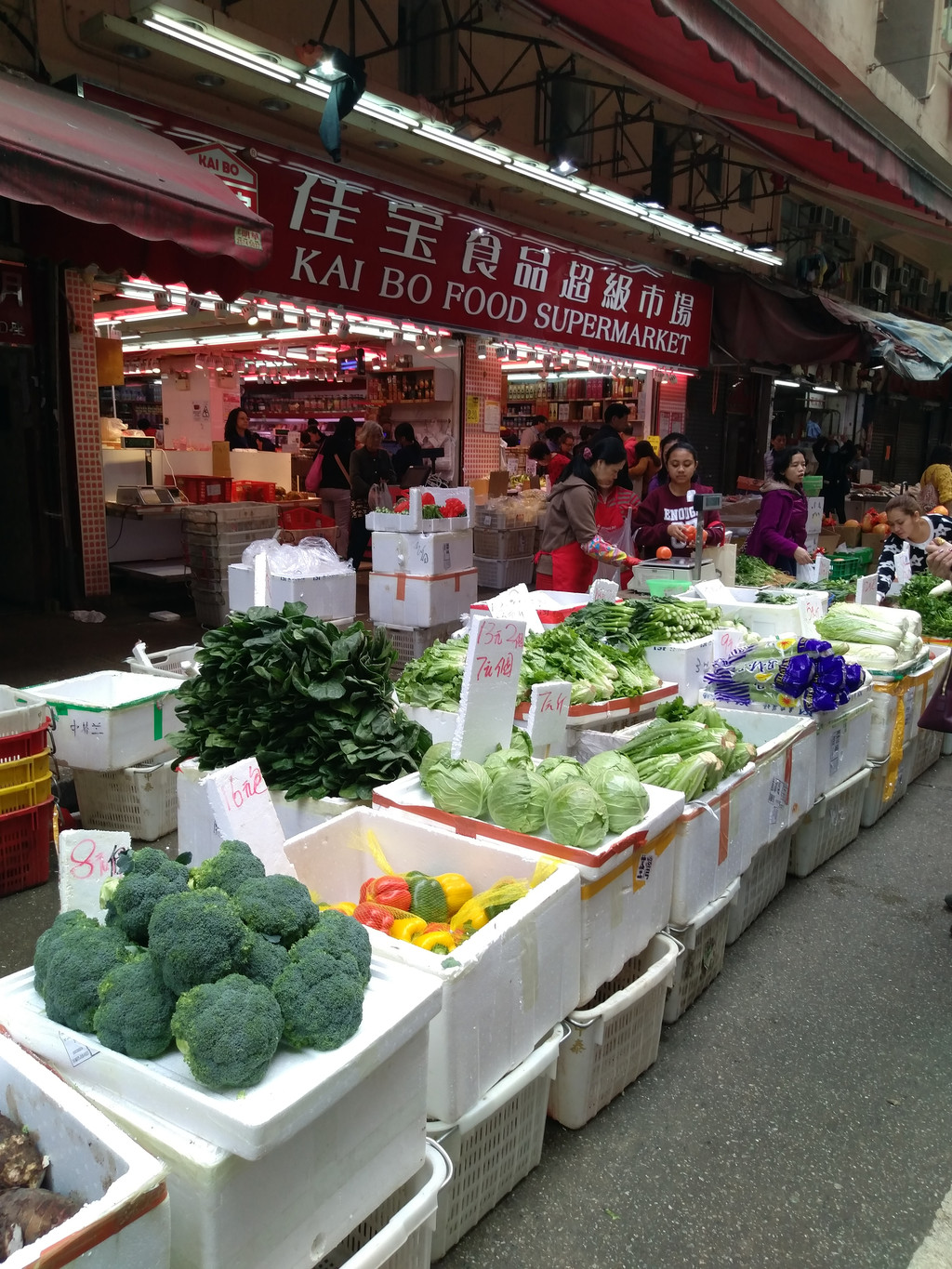 酒店出门就是马路市场,卖菜的,卖衣服的,卖小电器的等等,看价格还不算
