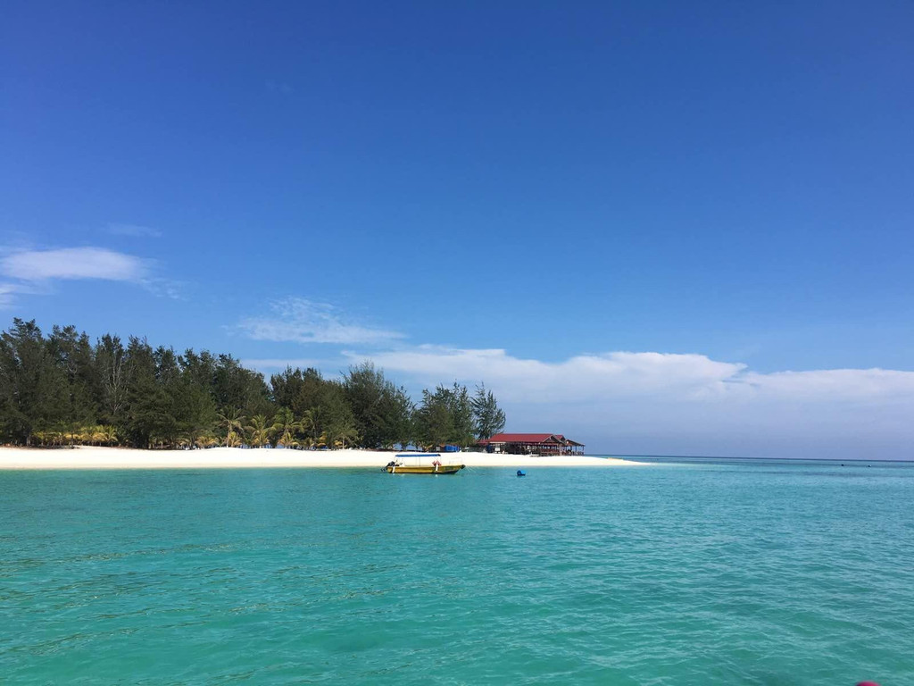 正午的海最美,太阳最晒,海面天蓝天蓝,无边无际.