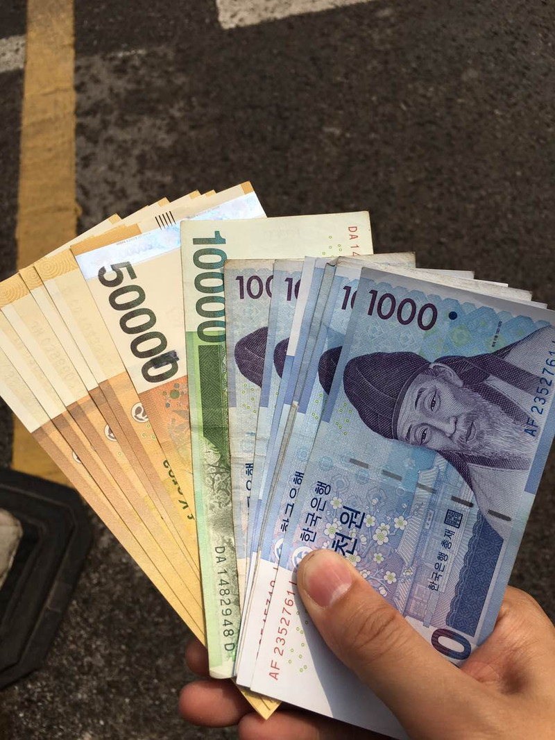 出发前先兑换点现金,哥也是手握几十万的人了.