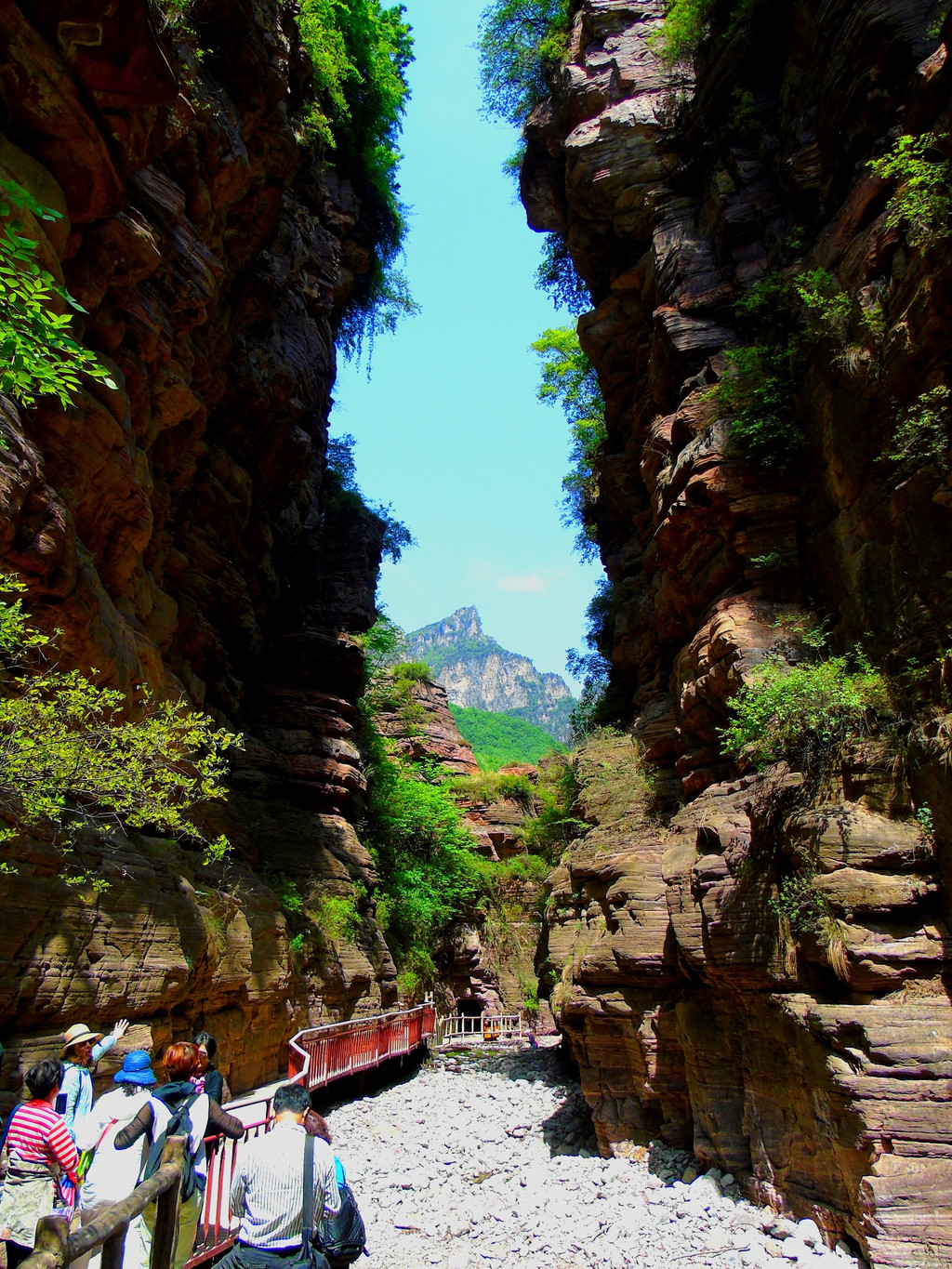 南坪村的丹分沟峡谷,那里高大直耸的太行山,千峰竞秀,万壑争奇,处处让