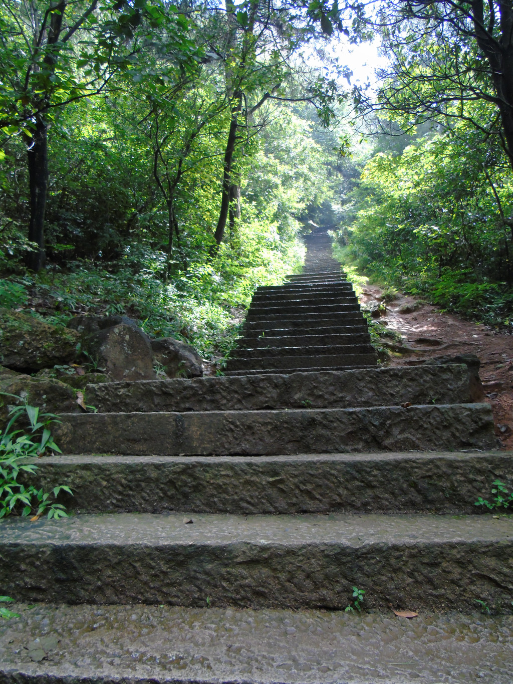           幽静的上山青石板台阶