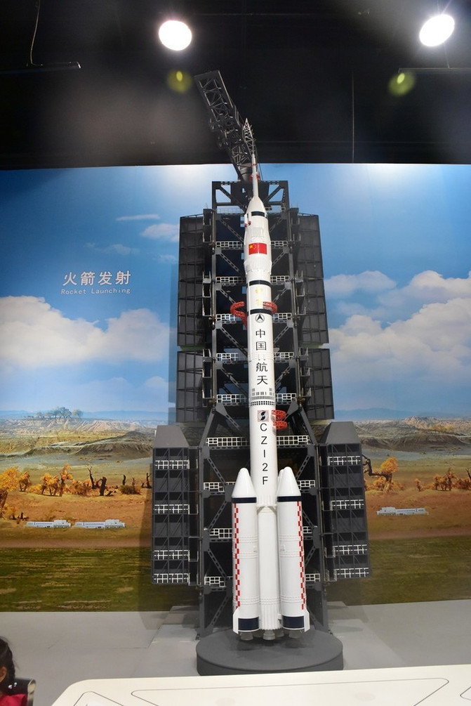 模拟火箭发射,旅客可以在操作台上火箭模型组装放入指定的位置,即可