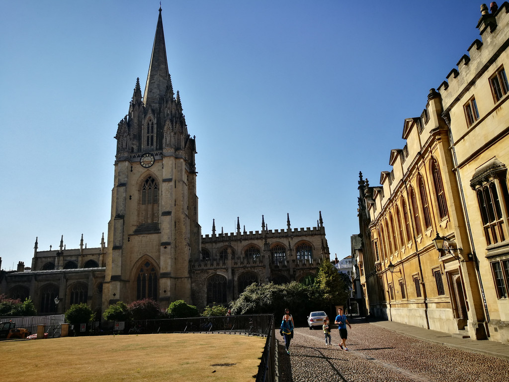 圣玛丽教堂一楼的咖啡馆 牛津也有圣三一学院trinity college,好像