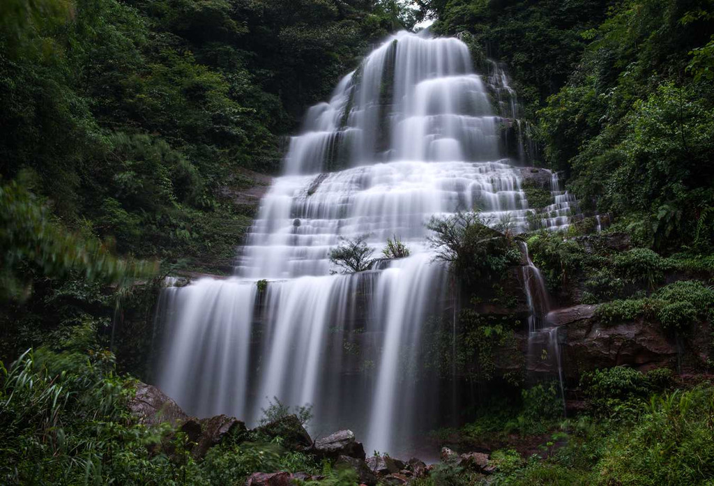水尾镇的自然风光,人文景观十分丰富,有国家级自然保护区画稿溪,刘氏