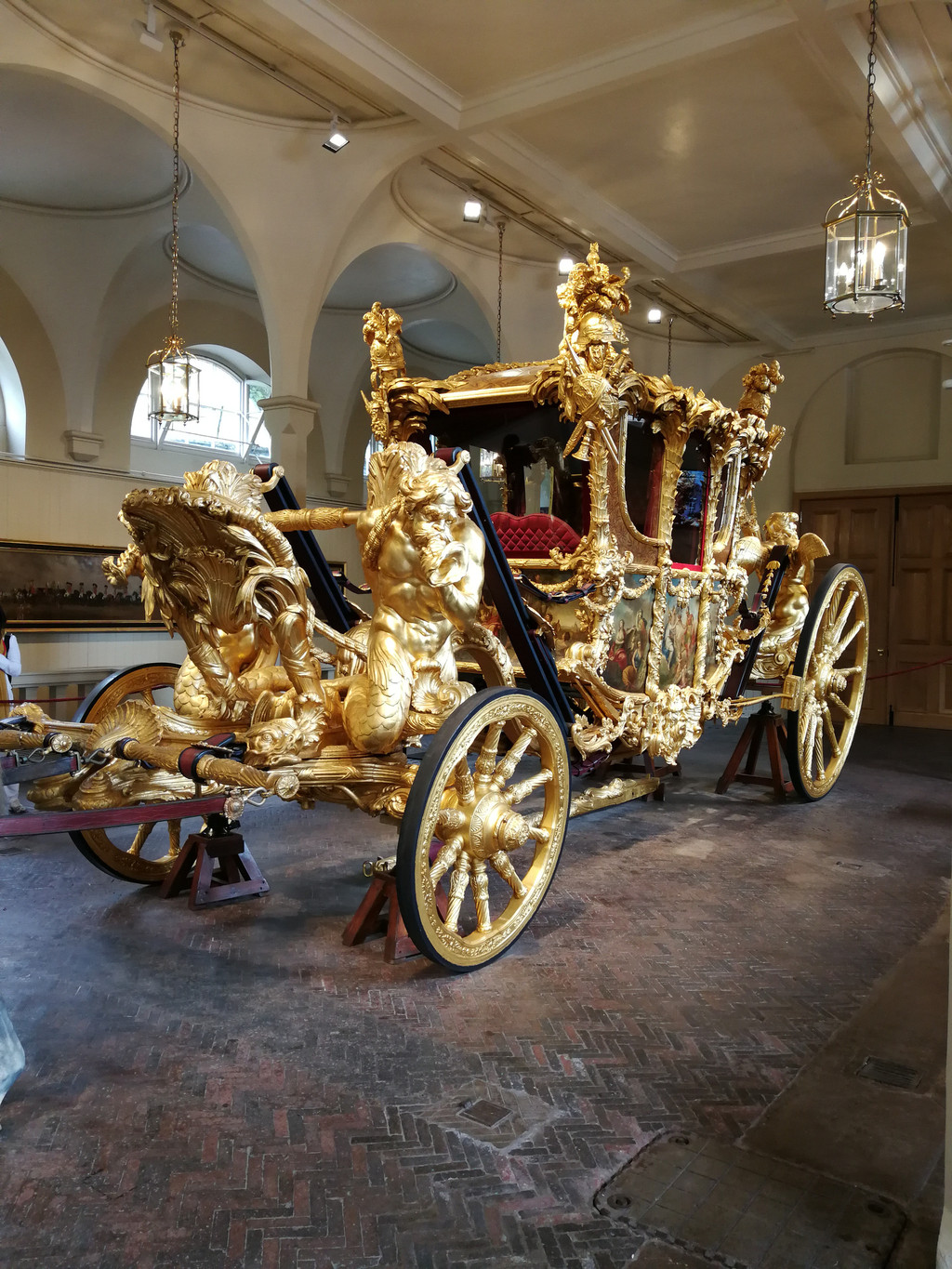 这里保留着1792年开始使用的黄金马车(gold coach),自从乔治三世