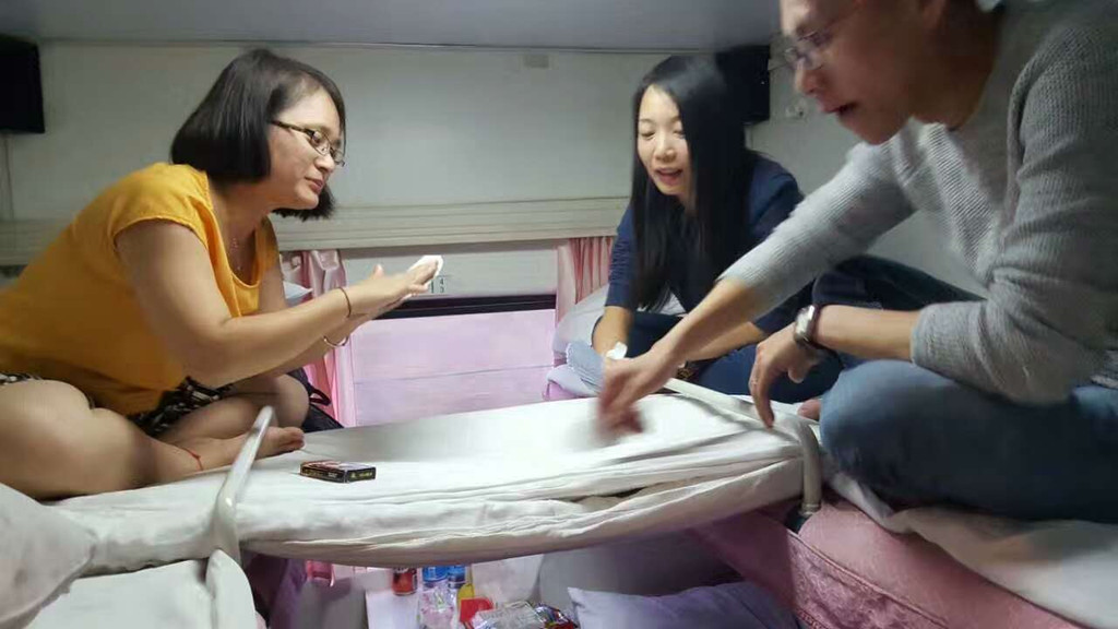 一个裸男背坐在板凳上打一成语_四个男人在她背上打牌_四个男人在她背上打牌
