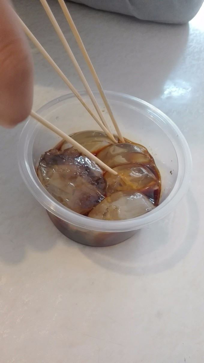 用海里的一种虫子做的叫土笋冻.