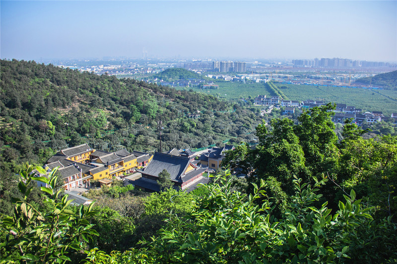 远眺—— 大阳山并不高,所以七点多就到了山上,遇到了前来徒步爬山的