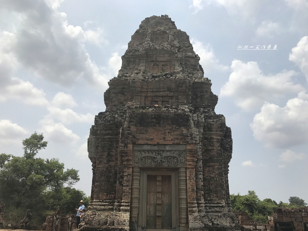 前一天在女王宫的一排林伽没好意思拍,这里的林伽已损毁,只留下底座