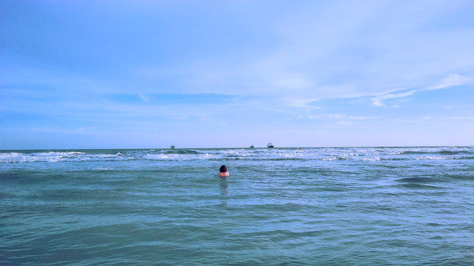 海水是皎洁无比的蔚蓝色,海波是平稳如春晨的西湖一样.