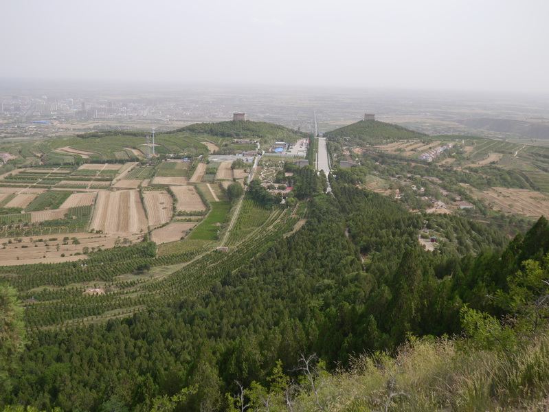 在半山腰一条小道旁,当地老乡说那里就是沟廊肟,但从外观一点看不