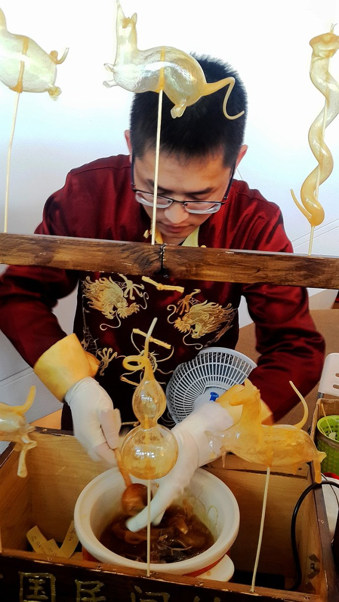 【纪实摄影】寻找年味:中国民间绝活吹糖人